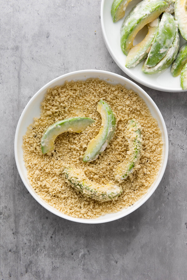 Coating 4 avocado slices with the panko mixture