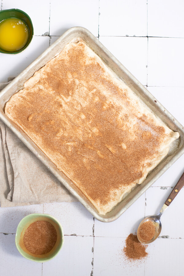 Sprinkling cinnamon and sugar