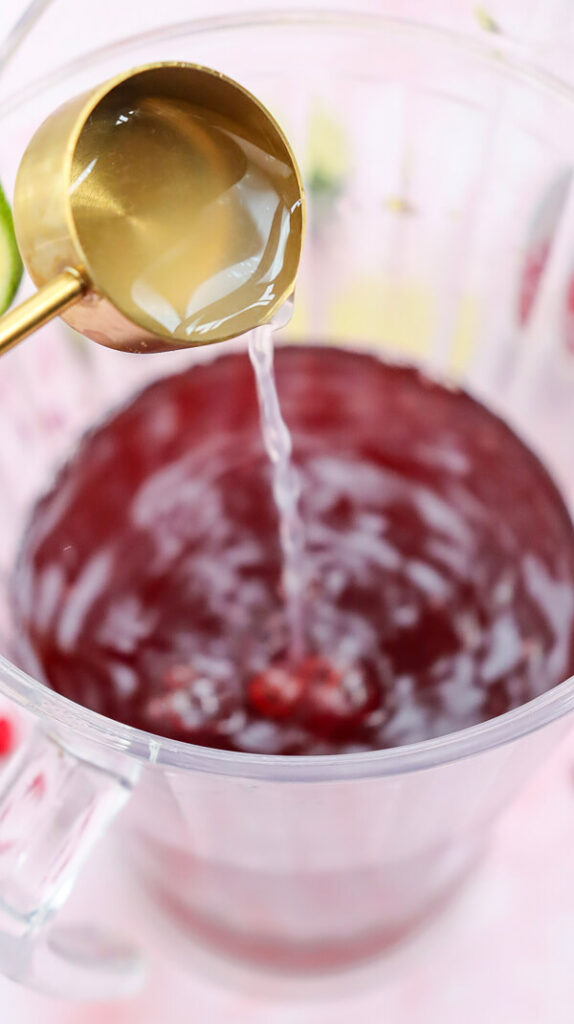Mixing pomegranate juice and lime juice