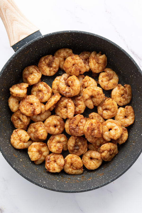 Cooking the shrimps on a skillet