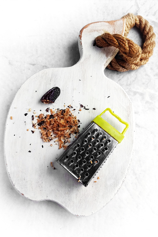 Grating the tonka bean