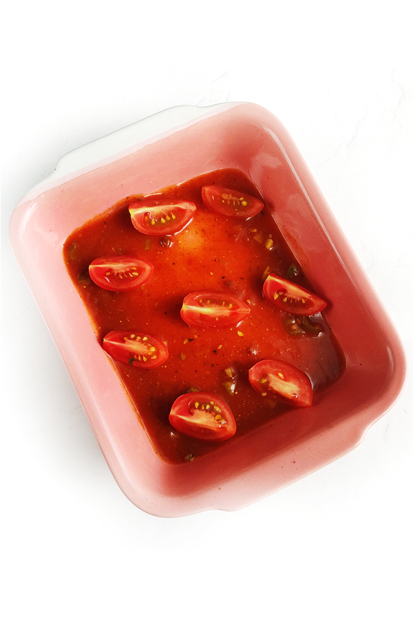 Spreading sauce and chopped tomatoes
