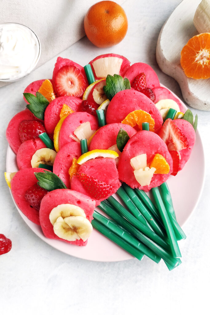 Placing strawberry leaves between layers