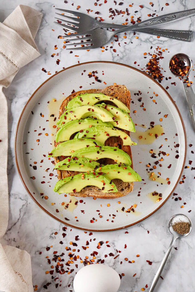 Sprinkling chili flakes