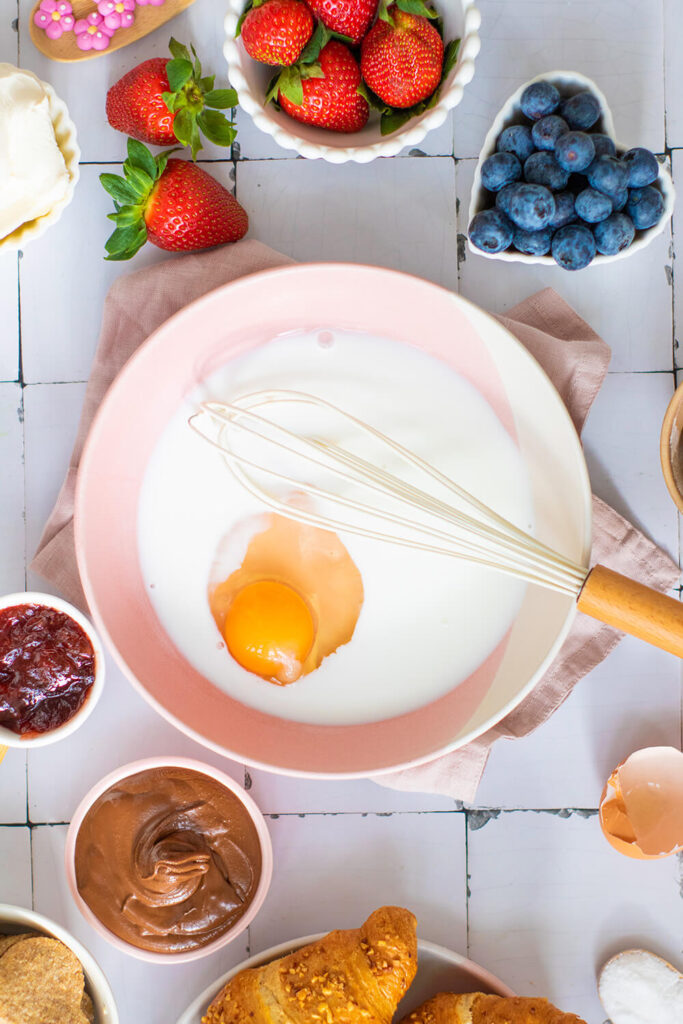 Mixing the egg, the milk and vanilla extract